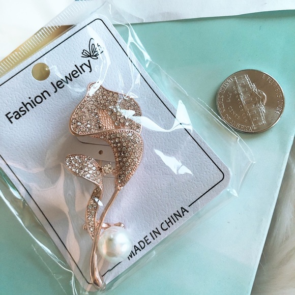 Lily Pearl Brooch - Picture 3 of 5